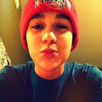 10 Photos of Hot Guys Making Kissy Faces - J-14