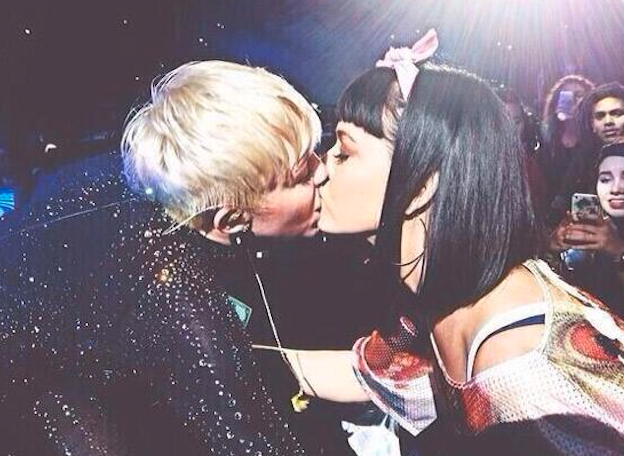 Miley cyrus katy perry kiss