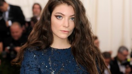 Lorde splits manager