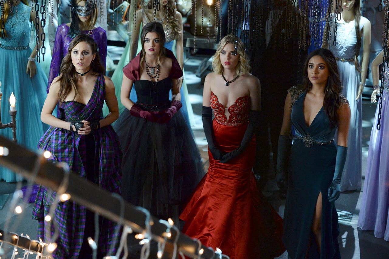 Pretty Little Liars Fashion See The Most Memorable Outfits