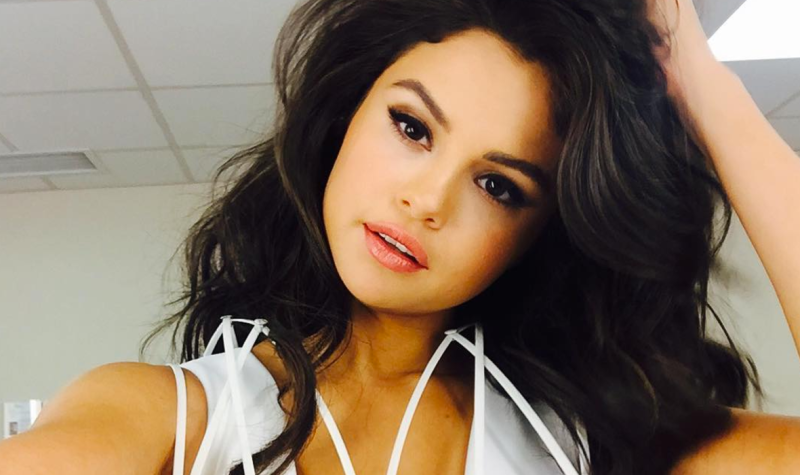 Selena gomez selfie