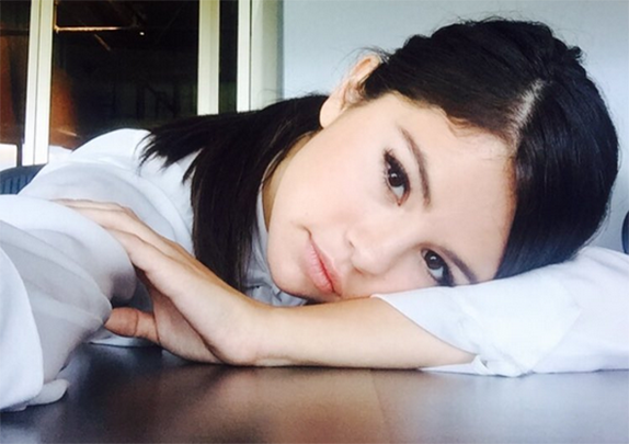 Selena gomez netflix selfie