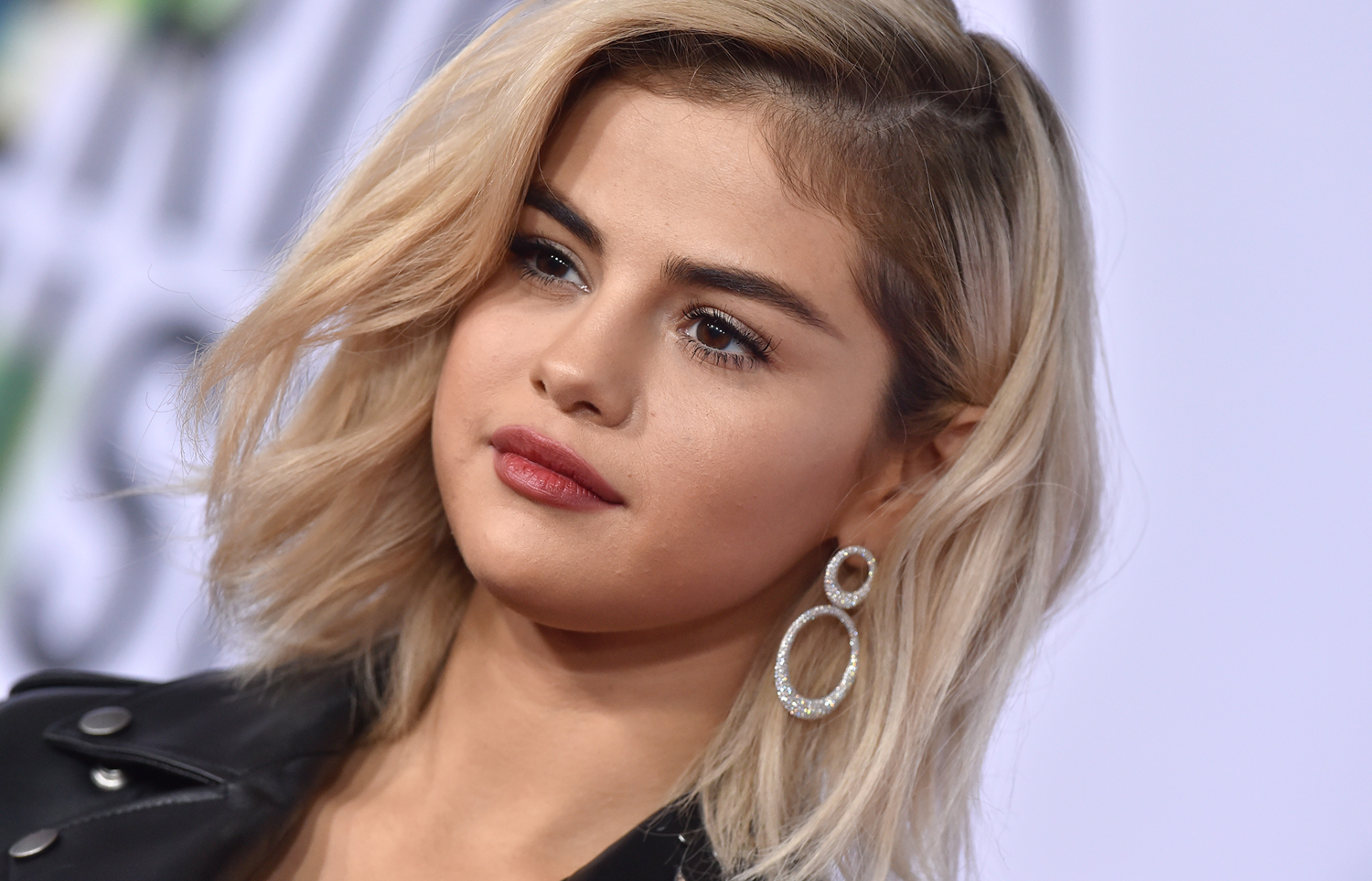 Selena Gomez Discusses Her Blonde Hair During Billboard Women in Music Red Carpet1500 x 963