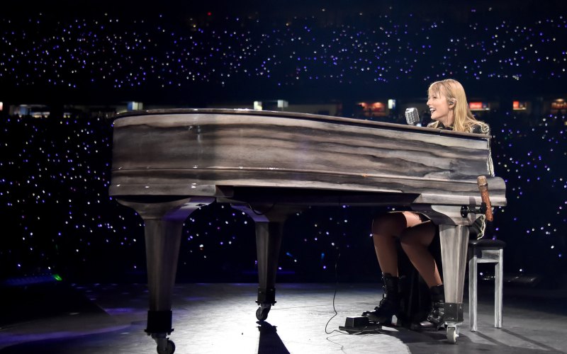 Taylor swift piano