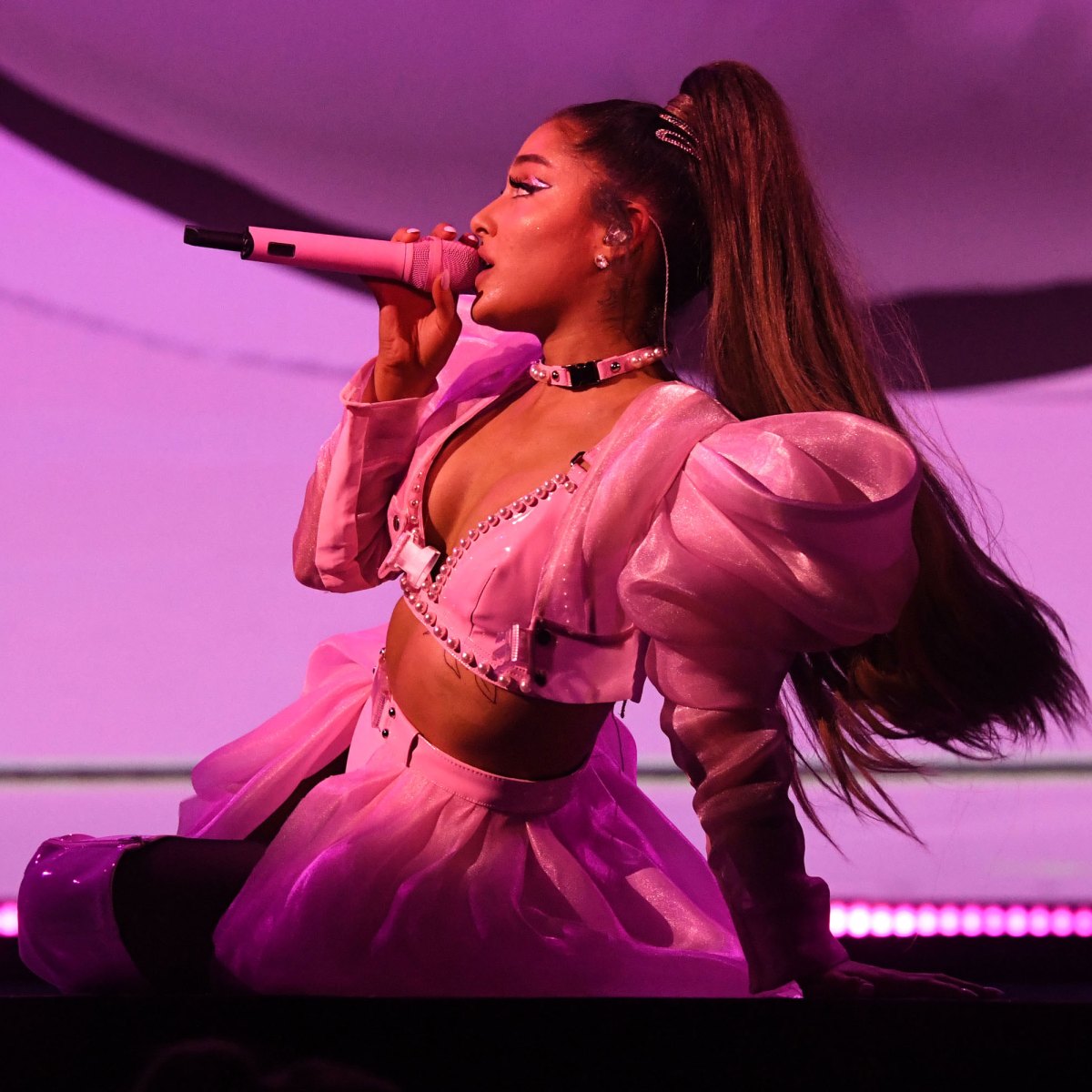 Ariana Grandes Sweetener Tour Setlist Outfits And More