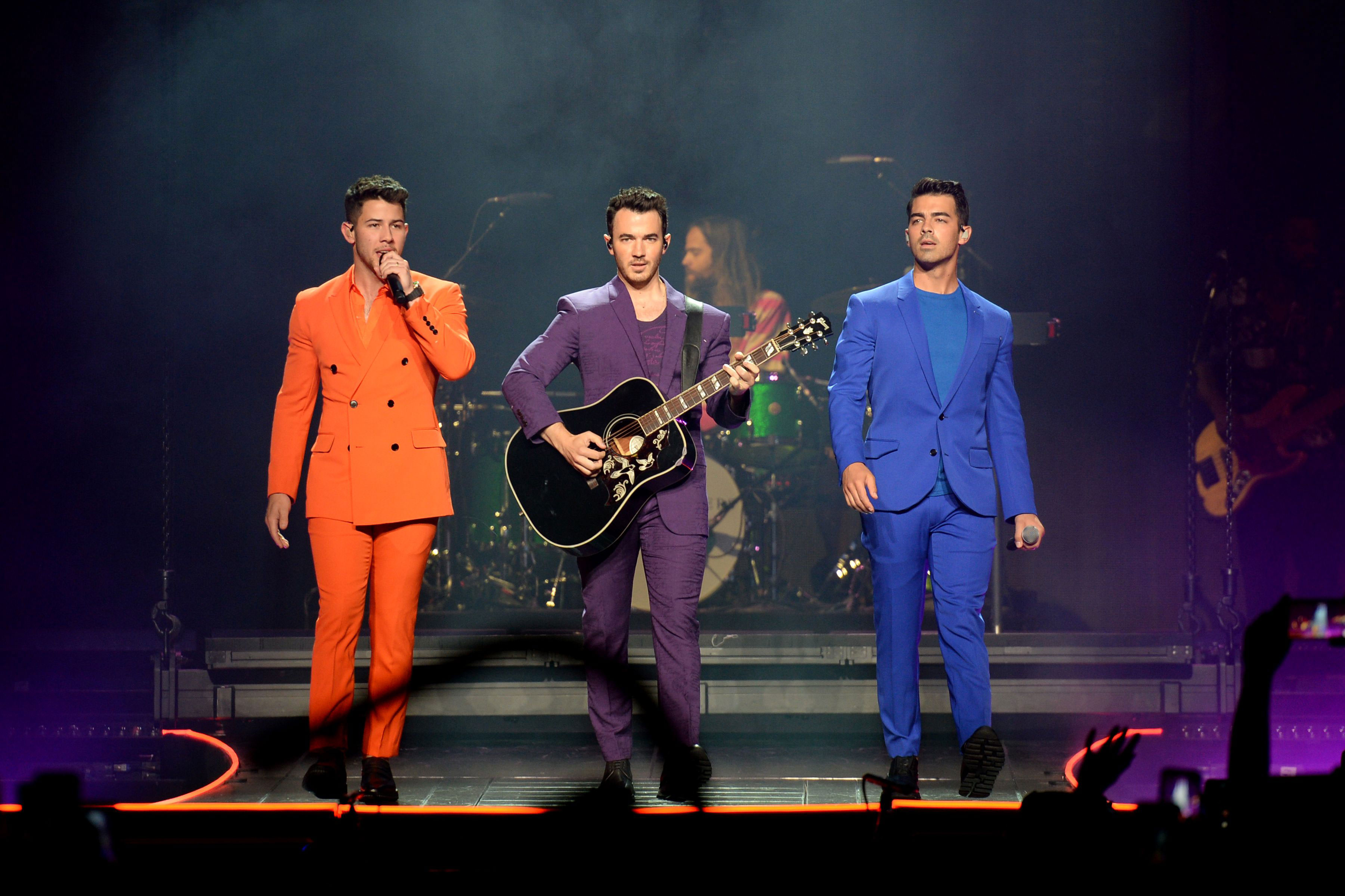 Jonas Brothers Happiness Begins Tour Setlist, Outfits, More