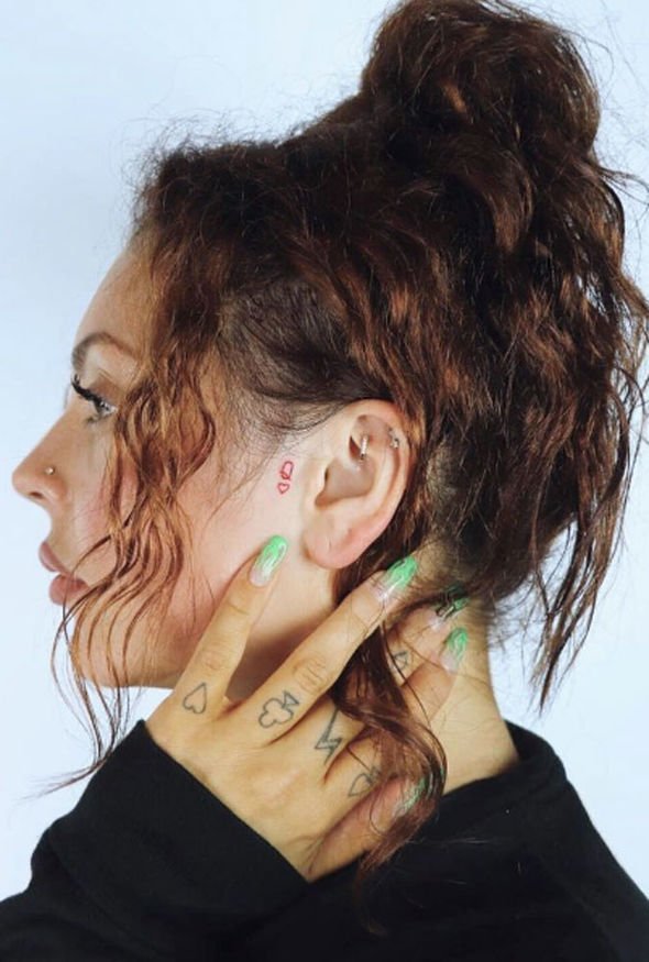 10 beautiful facial tattoos for women and their meaning 