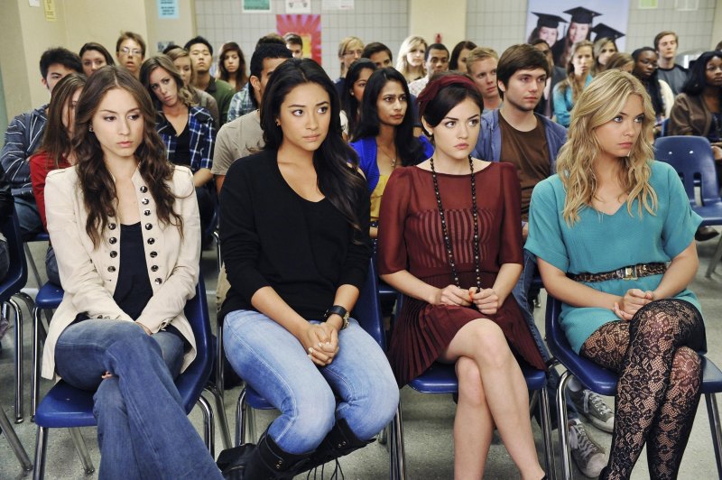 All The Behind-The-Scenes Secrets And Tea That The 'Pretty Little Liars' Cast Spilled During Their