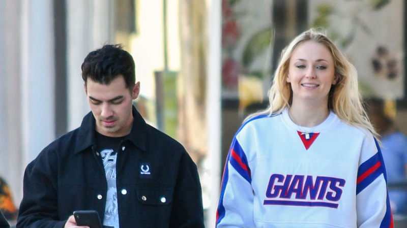 pregnant sophie turner shows off baby bump first time
