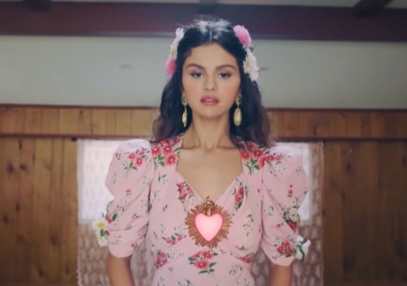 What Selena Gomez's 'Buscando Amor' Song Lyrics Mean