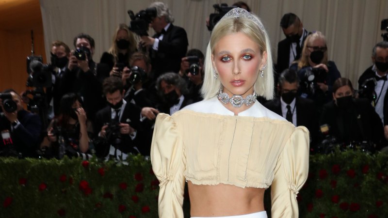 Emma Chamberlain Has No Idea How Much Her Met Gala 2022 Outfit Costs, & She  Doesn't Want to Know Either!: Photo 4752257, 2022 Met Gala, Emma  Chamberlain, Met Gala Photos