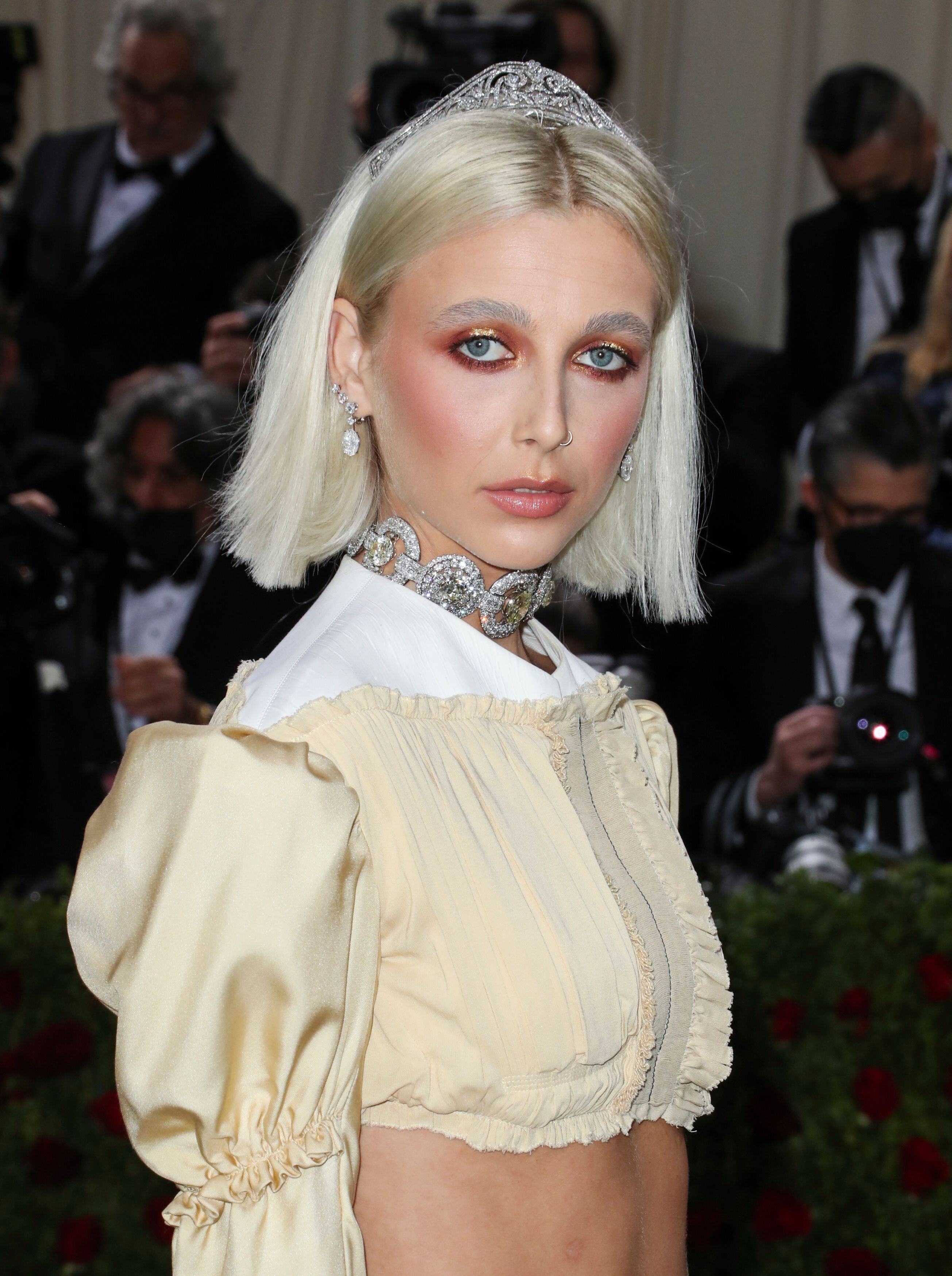 what do we think about emma chamberlain's met gala look? : r/popculturechat