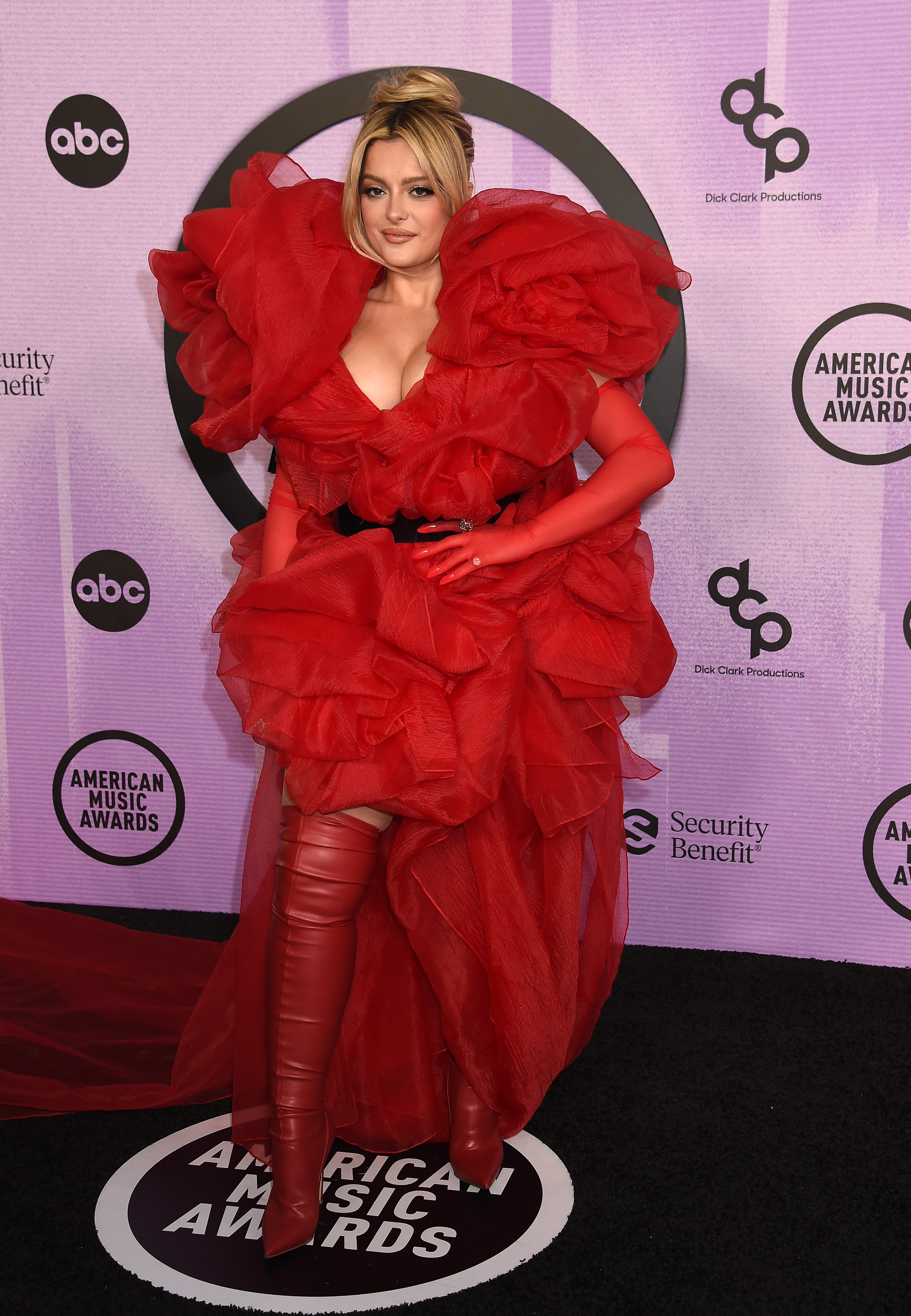 Best Dressed at the 2022 American Music Awards: Red Carpet Photos – SheKnows