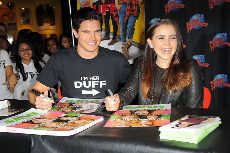 Robbie Amell and Mae Whitman